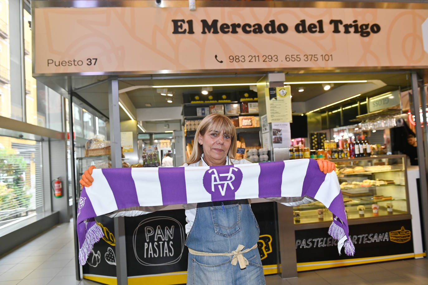 Cristina Toral manda ánimos desde el puesto 37 del Mercado del Val.