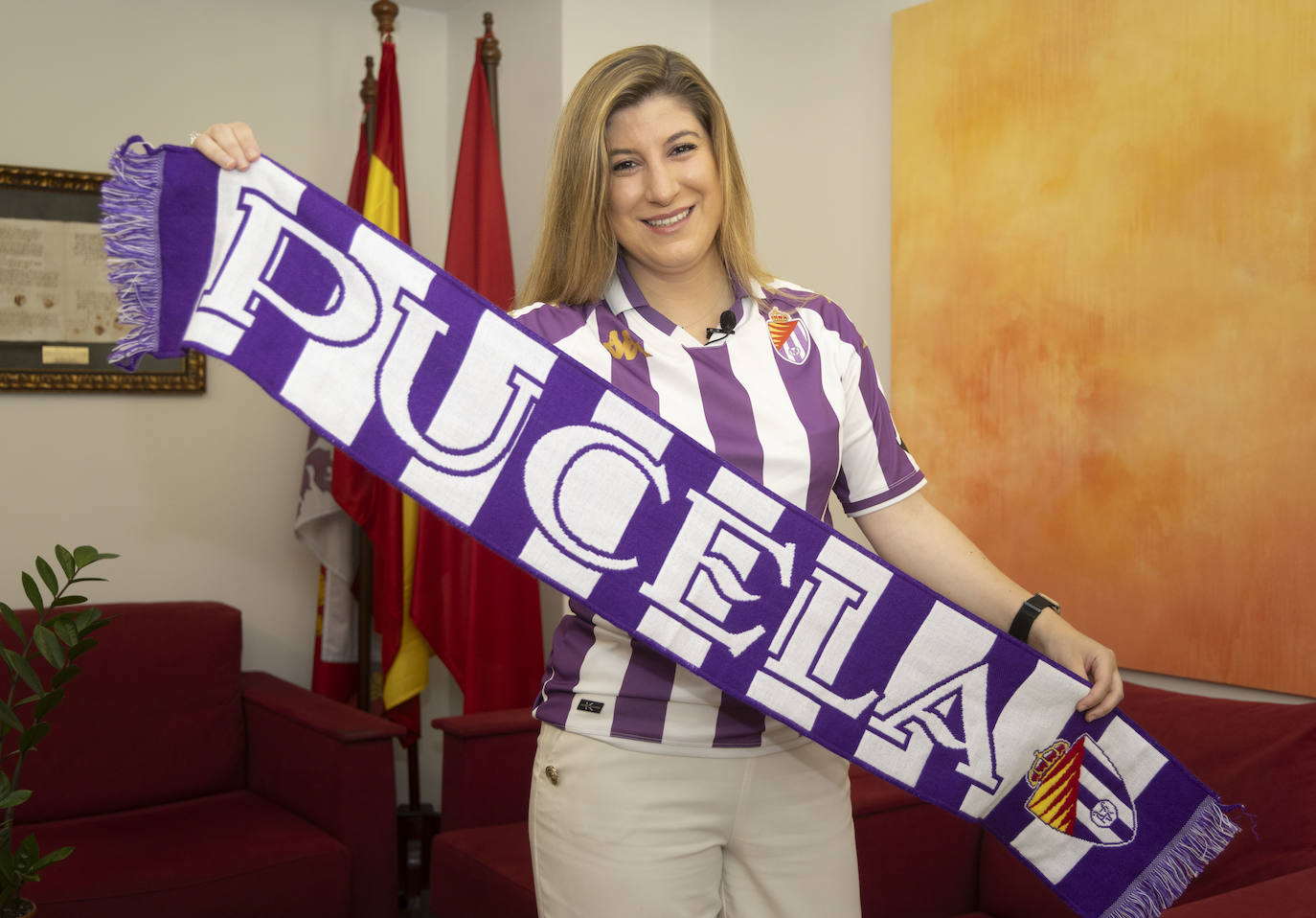 La delegada territorial, Raquel Alonso, con la camiseta y la bufanda.