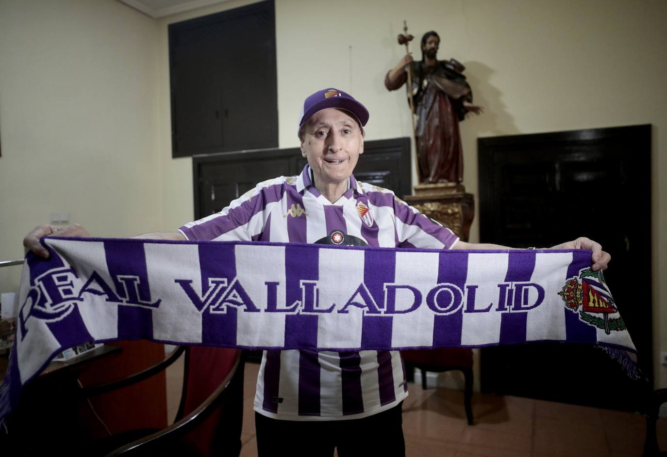 El párroco de la iglesia De Santiago y El Salvador, José Heras Rodríguez, vestido con los colores del equipo.