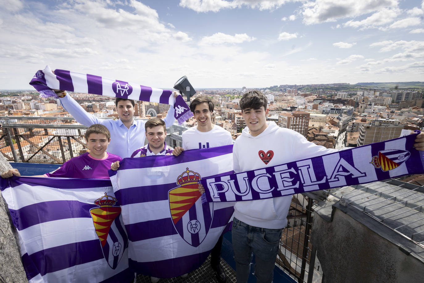 Los monaguillos de la catedral Sergio Pérez, Jonathan Espinilla, Rubén Medina, Manuel López e Íñigo Esteban, desde la torre de la seo.