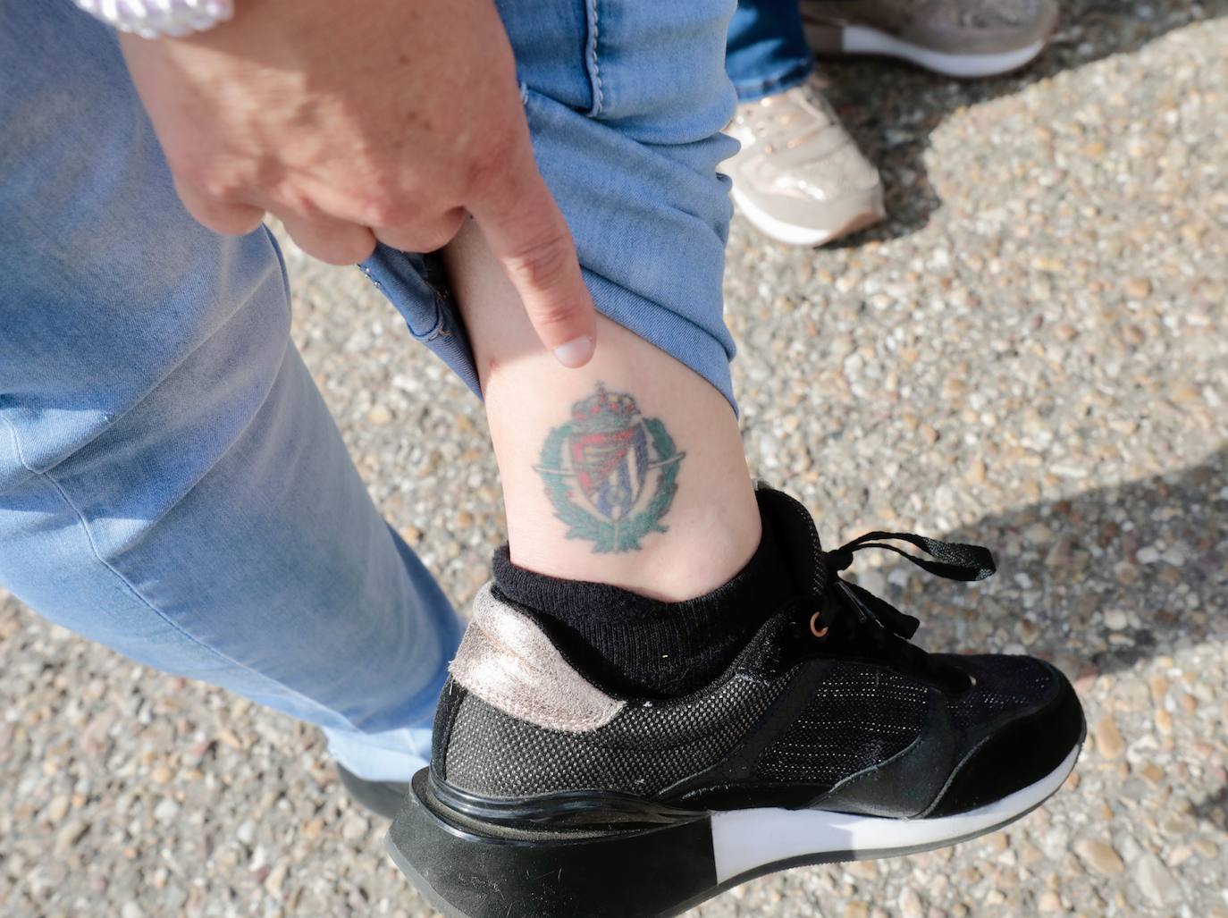 La aficionada Charo Toledano muestra el tatuaje con el escudo del Real Valladolid que tiene en el tobillo.