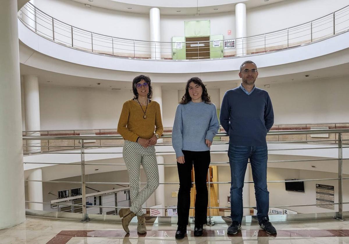 Natalia Crespo Lera, con dos profesores.