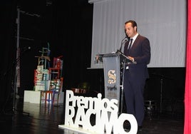 El alcalde, César López, enunciando un discurso antes de comenzar los galardones