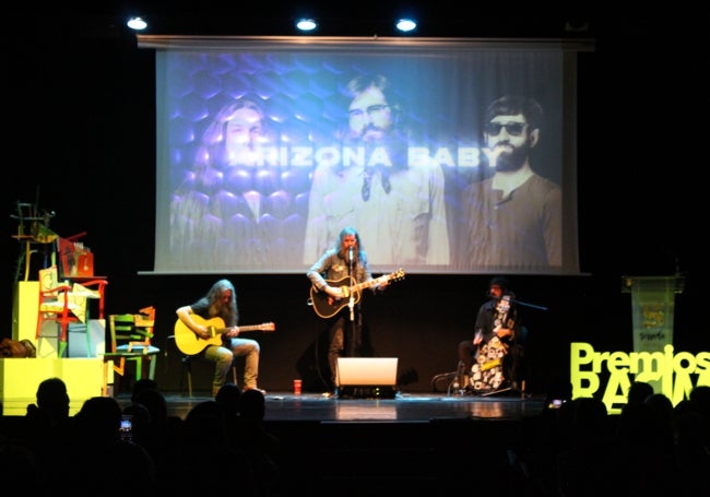 Clausura de la gala con la actuación de Arizona Baby