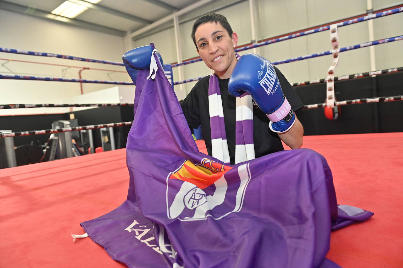 Isa Rivero, campeona de Europa de boxeo, con los colores del Pucela.