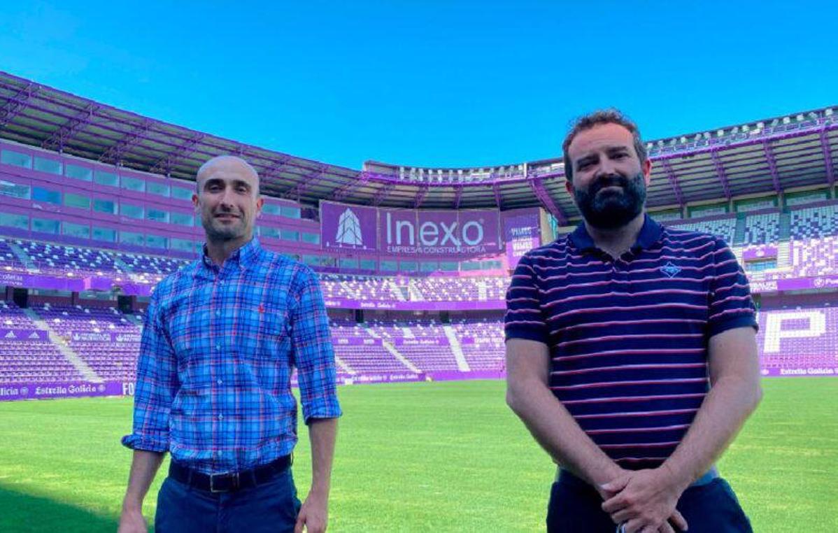 Javier Recio y Sergio Rello, en el estado José Zorrilla, que luce publicidad de su empresa.