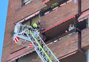 Desprendimientos en una fachada junto al Puente Colgante obliga a intervenir a los Bomberos