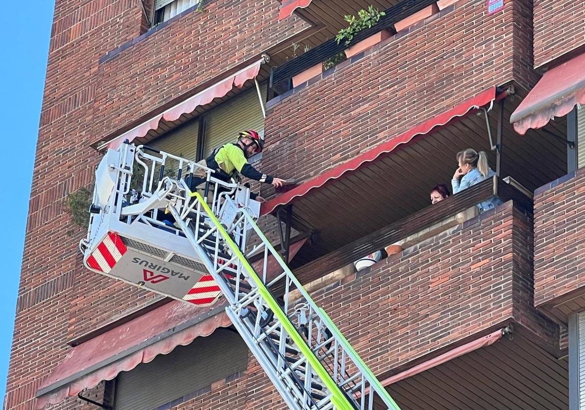 Los Bomberos de Valladolid limpian la fachada dañada en la calle Ultramar.