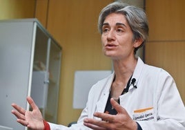 La doctora González García, en su consulta del IOBA.