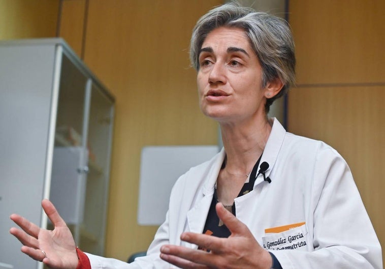 La doctora González García, en su consulta del IOBA.