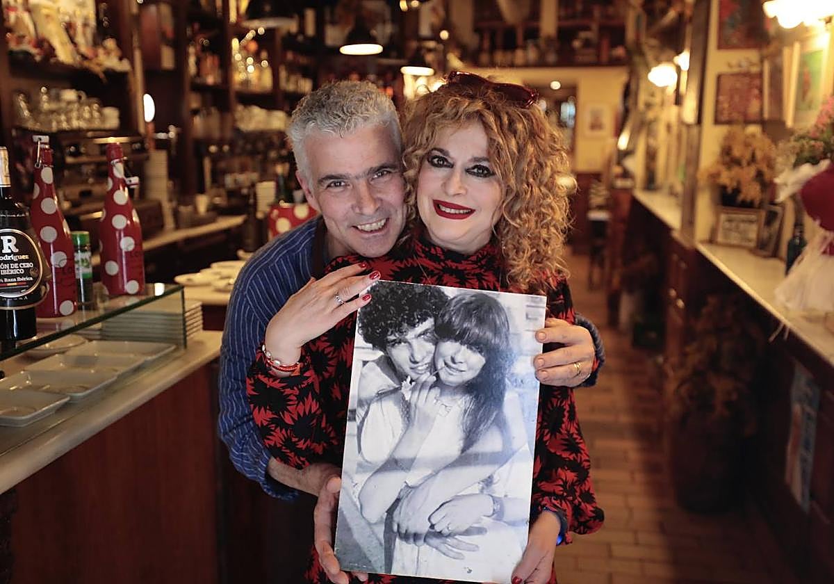 Tomás y Lola, de la Degustación de Café con una foto de cuando tenían 17 y 15 años