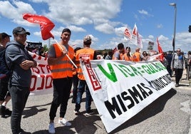 Protesta de la plantilla de VIVA, este viernes en Aguilar.