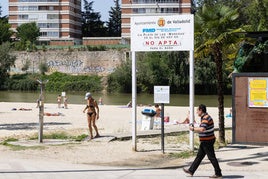 Playa de las Moreras en un día de calor.