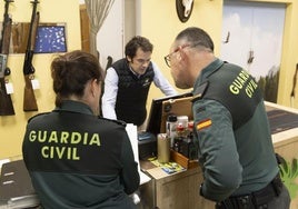 La Guardia Civil hace una inspección ordinaria en la armería Ampudia.