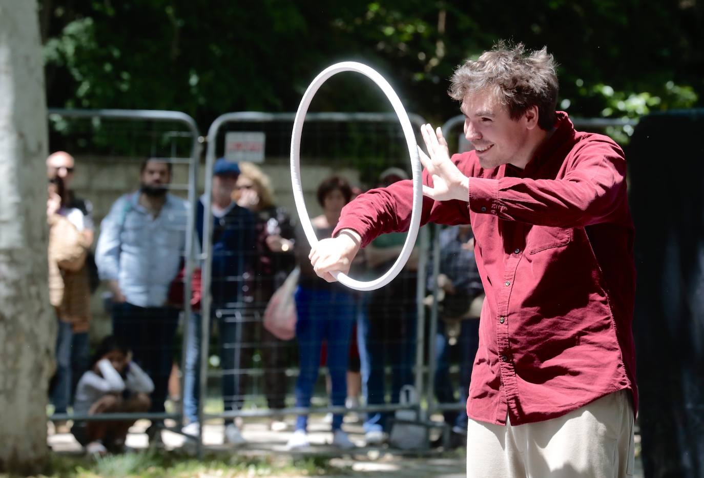 La Compañía Le cirque Graphiqu de Francia actuando en Acera Recoletos.