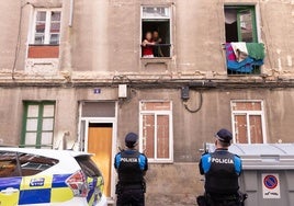 Los okupas de Olmedo 4 hablan con los agentes que les custodian a la puerta del edificio.