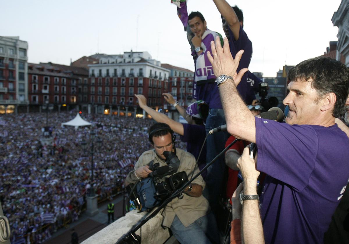 Mendilibar celebra, ante una Plaza Mayor abarrotada, el ascenso de 2007.