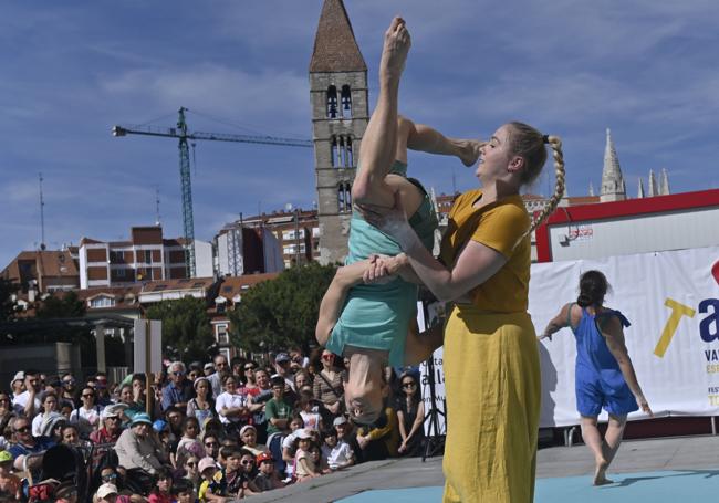 Actuación de Mimbre Acrobatic en Portugalete.