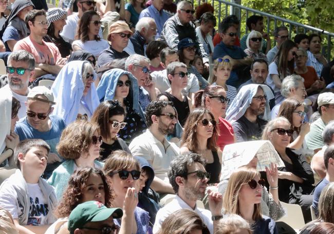 Público durante una actuación en el graderío d ela Acera de Recoletos.