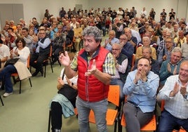 Los socios de la Segoviana ovacionan a la junta directiva durante la asamblea celebrada este viernes.