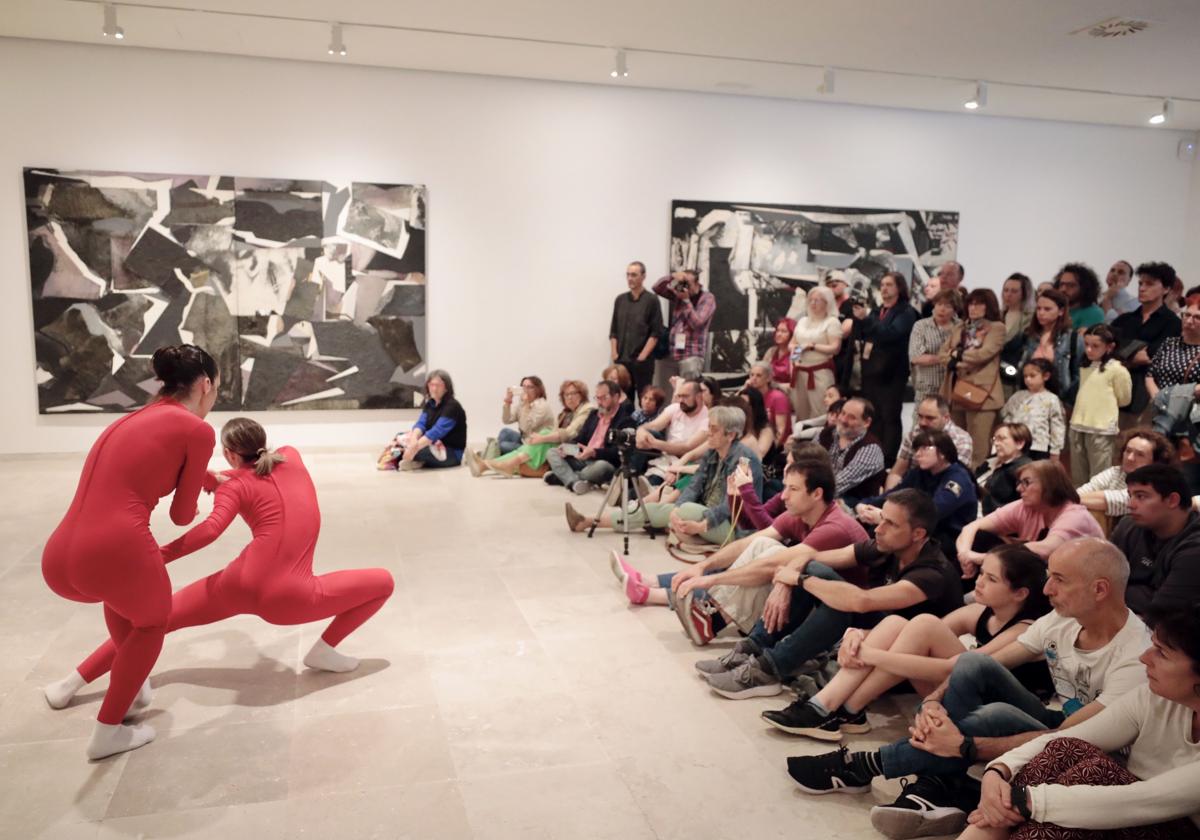 Bailarinas de Taiat Dansa en la sala 3 del Museo Patio Herreriano.