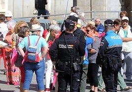 Policía Local y Nacional vigila un grupo de turistas en la plaza del Azoguejo.