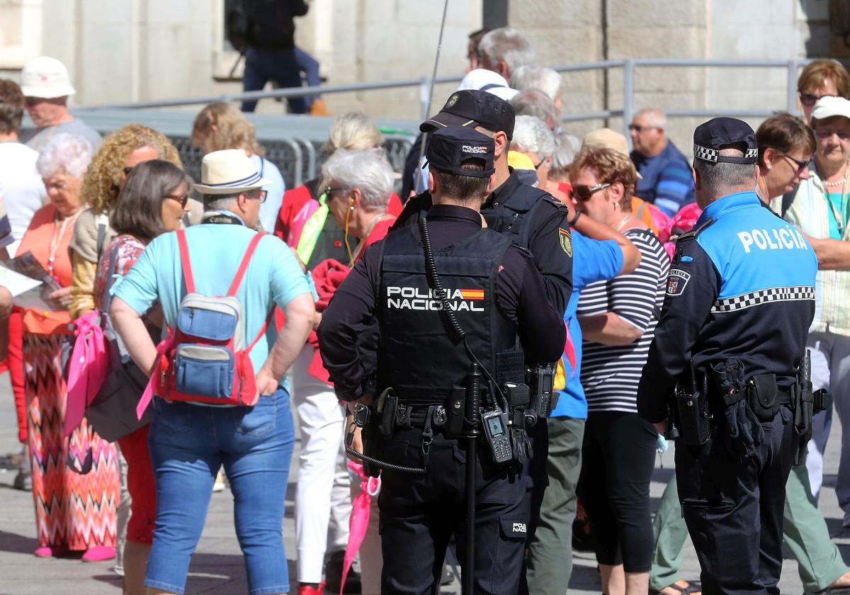 Policía Local y Nacional vigila un grupo de turistas en la plaza del Azoguejo.