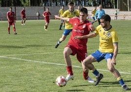 Jugada del partido de ida entre el Turégano y el Atlético Mansillés.