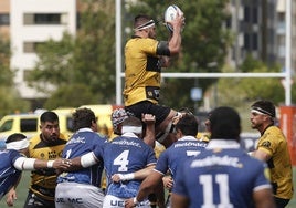 Partido disptado entre los jugadores del VRAC y el Aparejadores Rugby Burgos