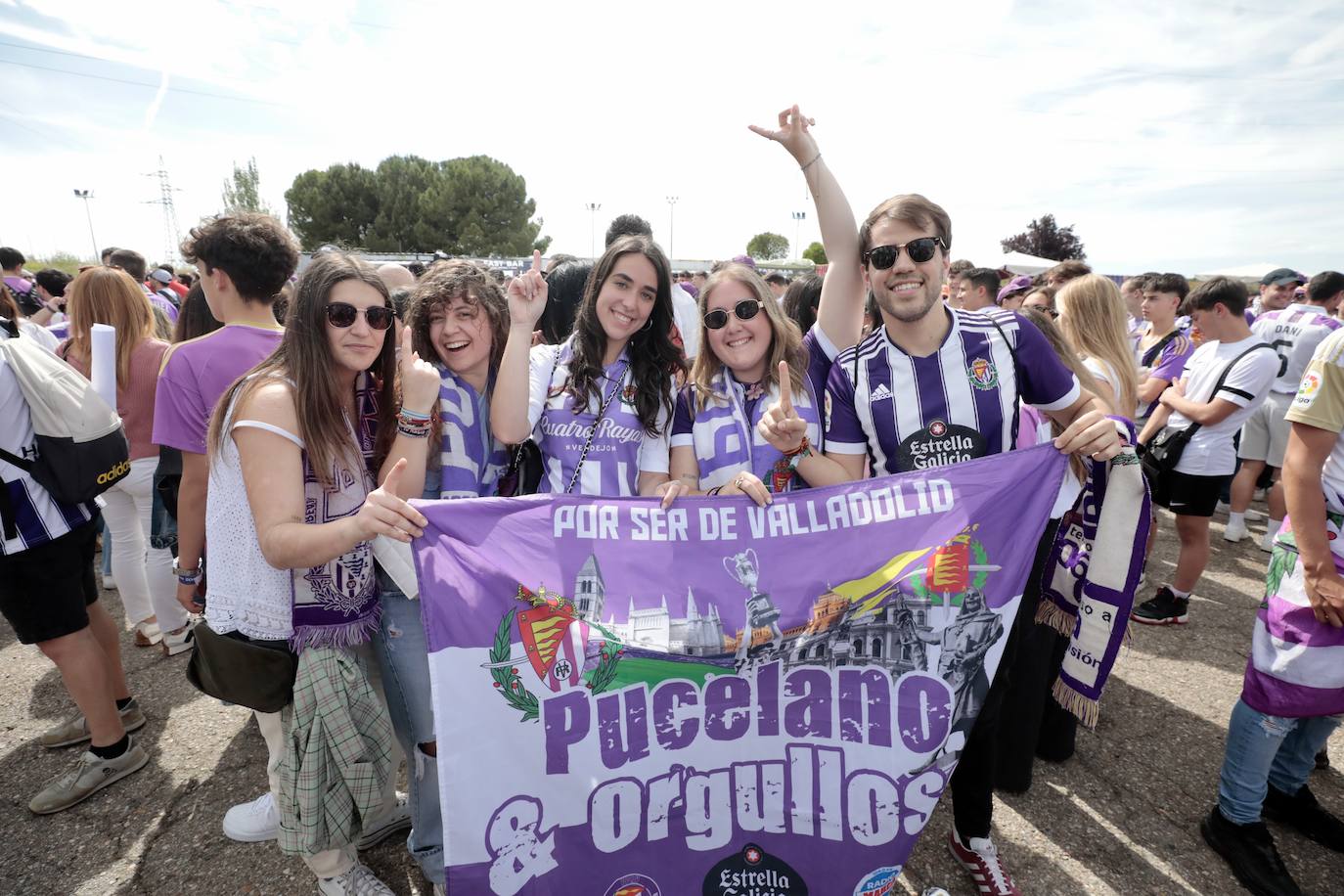 El ambiente en la &#039;fanzone&#039; blanquivioleta previo al partido, en imágenes