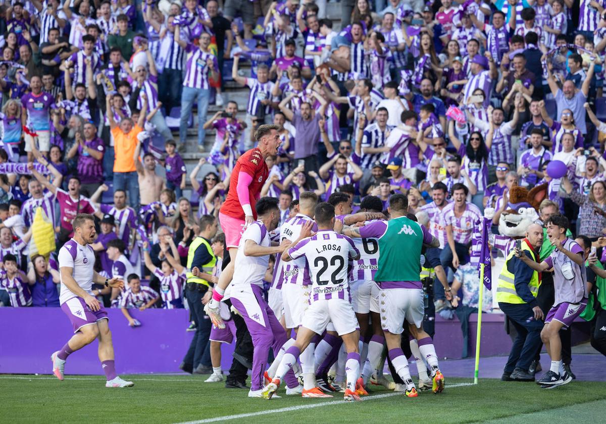 Los jugadores celebran uno de sus goles al Villarreal B.