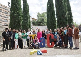 Los galardonados de los espectáculos TAC posan con sus premios