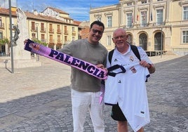 El presidente del Palencia CF, Sadok Moumni, y el peridista Alfredo Duro, en la Plaza Mayor.