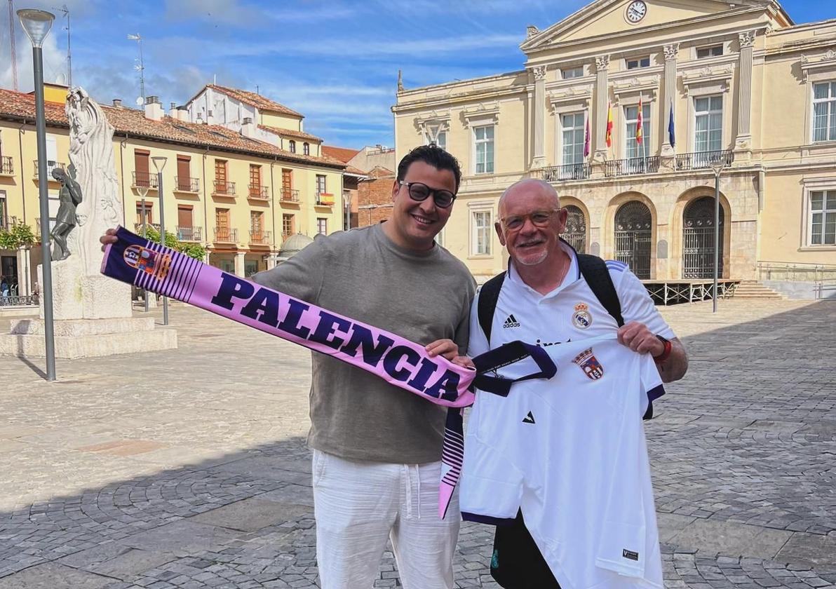 El presidente del Palencia CF, Sadok Moumni, y el peridista Alfredo Duro, en la Plaza Mayor.