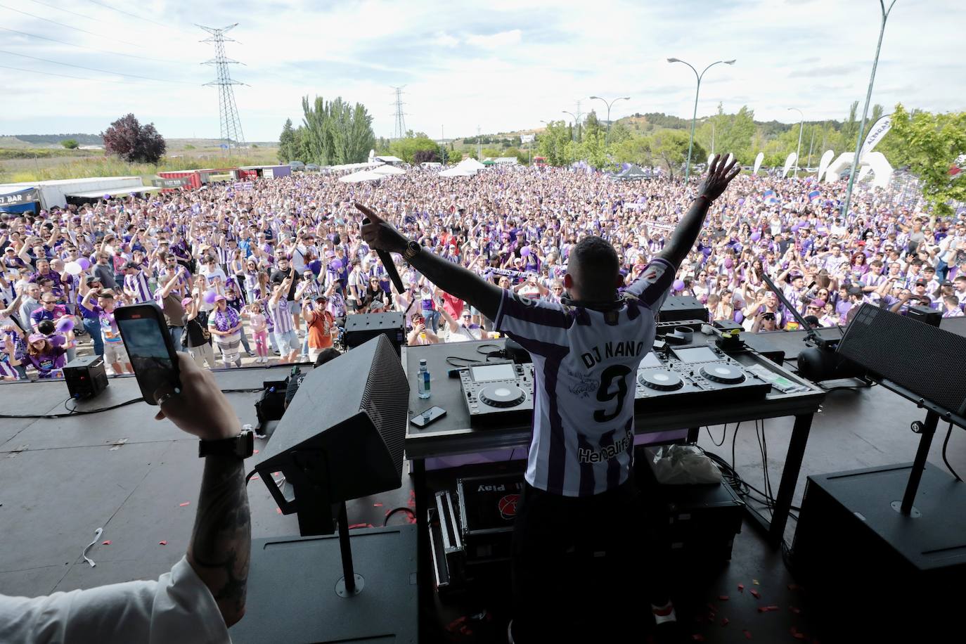 El ambiente en la &#039;fanzone&#039; blanquivioleta previo al partido, en imágenes