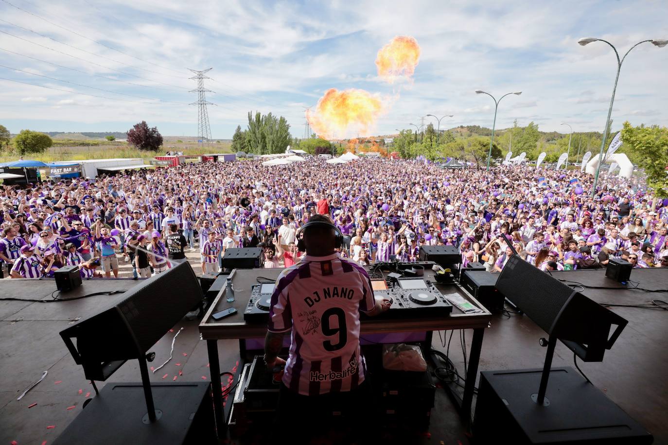 El ambiente en la &#039;fanzone&#039; blanquivioleta previo al partido, en imágenes