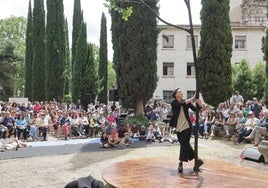 Claire Ducreux, ganadora del Premio del Público con 'Fleurir les abîmes', ha respresentado la obra durante la entrega de premios en la antigua Colegiata de Valladolid.