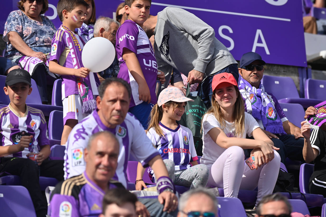 Búscate en la grada del Real Valladolid-Villarreal B (3/4)