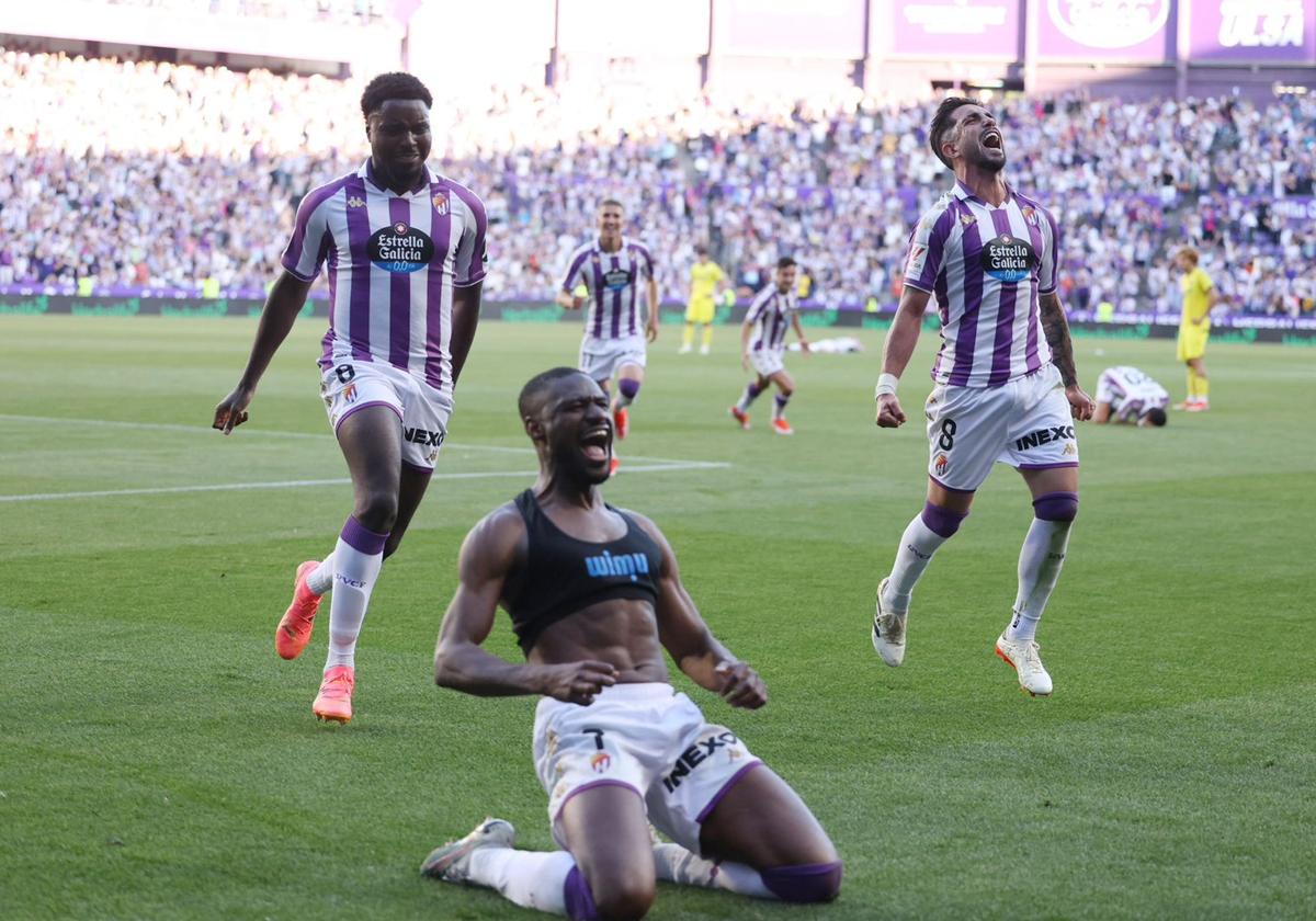 Sylla celebra el gol de penalti ante el Villarreal B en el minuto 96 que dio el ascenso al Real Valladolid