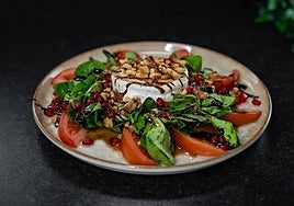 Ensalada con queso camembert