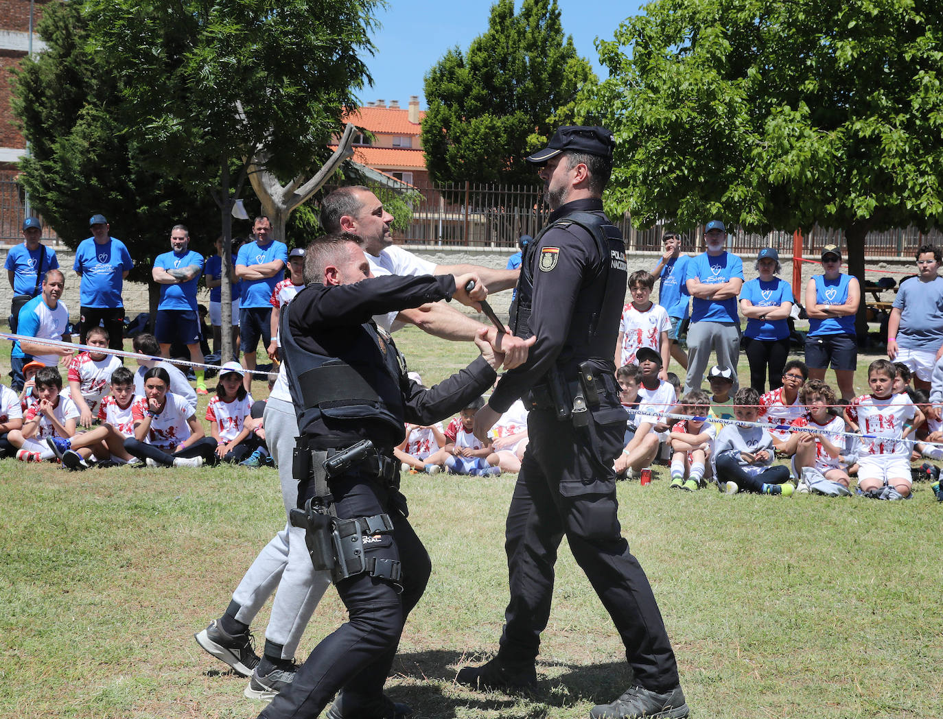 La Roca despide el curso con una exhibción de la Policía