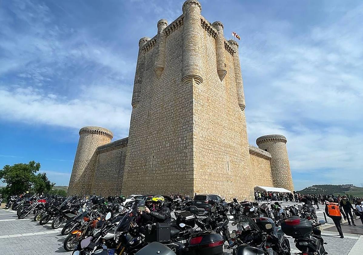 Más de 200 motos acudieron en esta ruta solidaria al Castillo de Torrelobatón