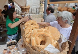 Puesto de venta en la Feria del Pan de Grijota.