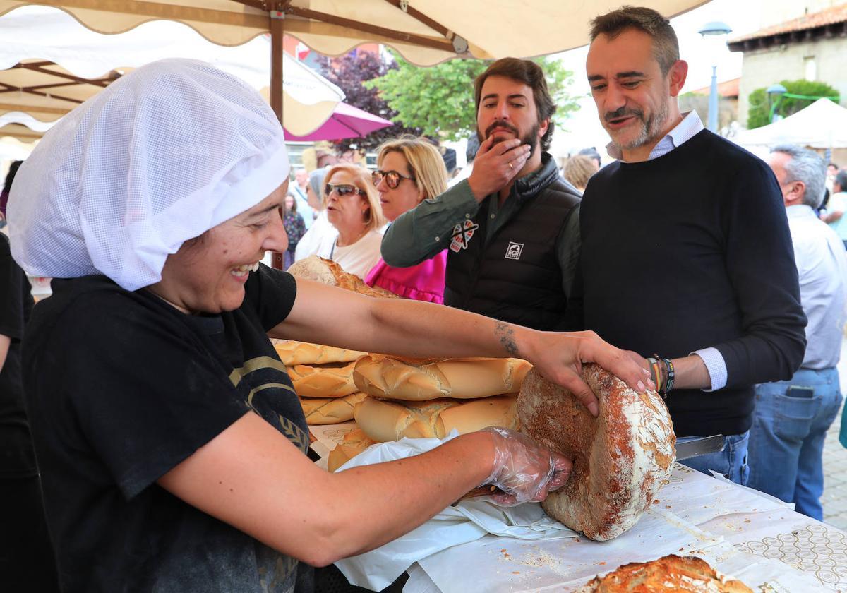 El vicepresidente de la Junta, Juan García Gallardo, junto al procurador por Palencia, David Hierro, en la Feria del Pan de Grijota.