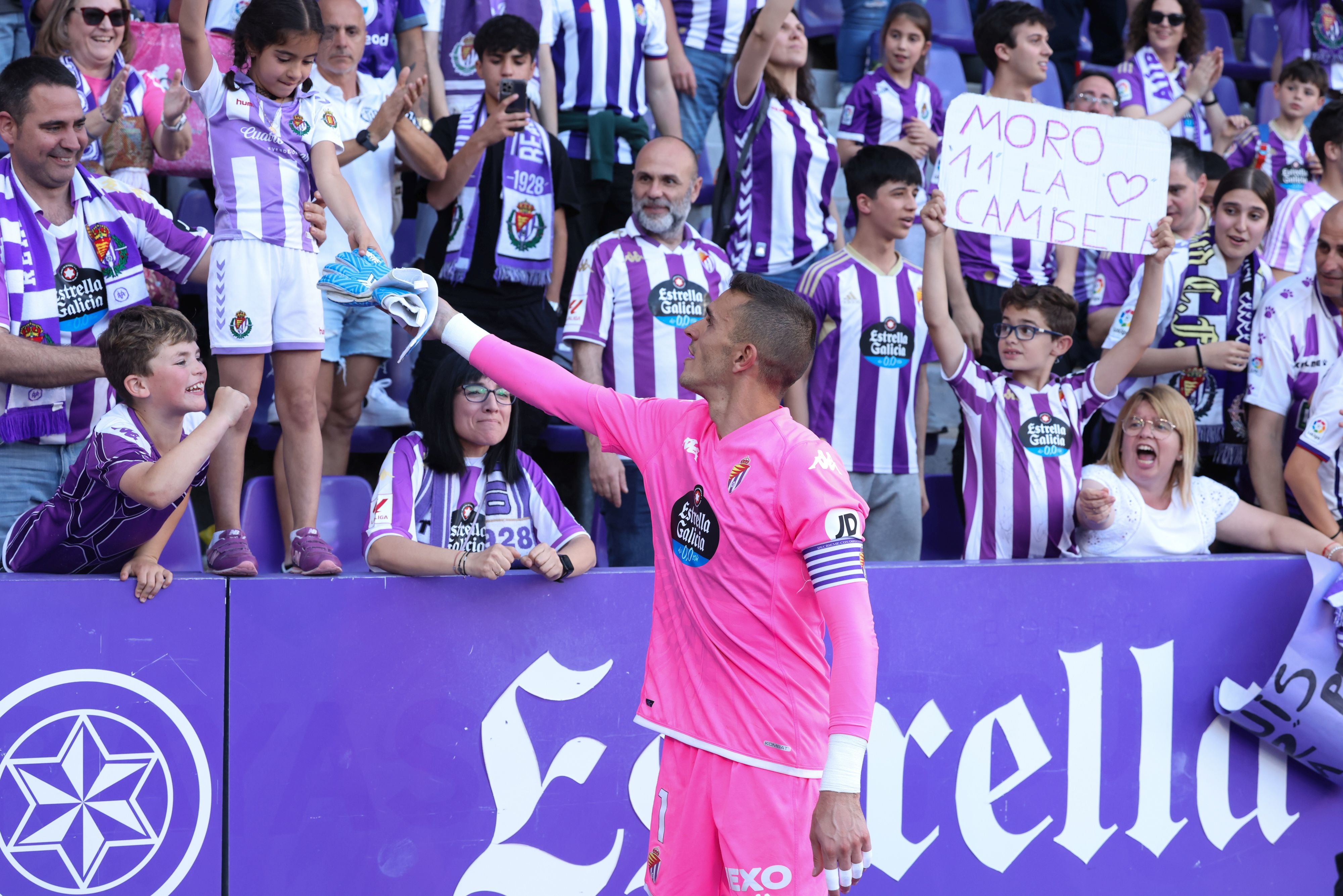 Masip le regala los guantes a una joven aficionada al término del partido.