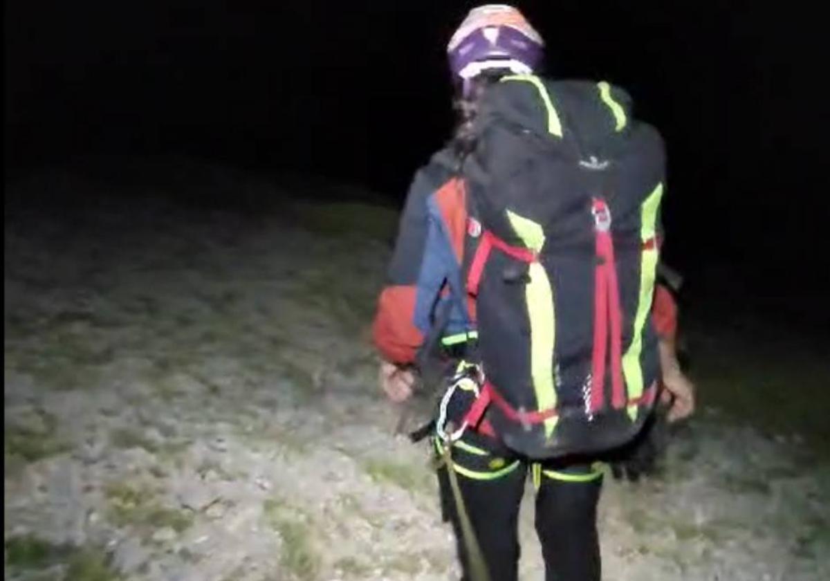 Uno de los rescatadores busca durante la noche al montañero desaparecido.