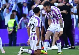 Oliveira celebra el ascenso con Negredo.