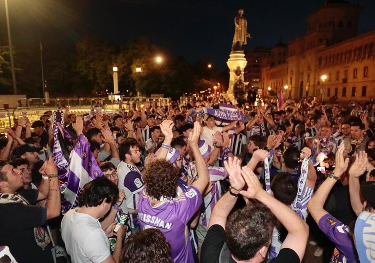 Decenas de personas se congregan en la plaza de Zorrilla para celebrar el ascenso.