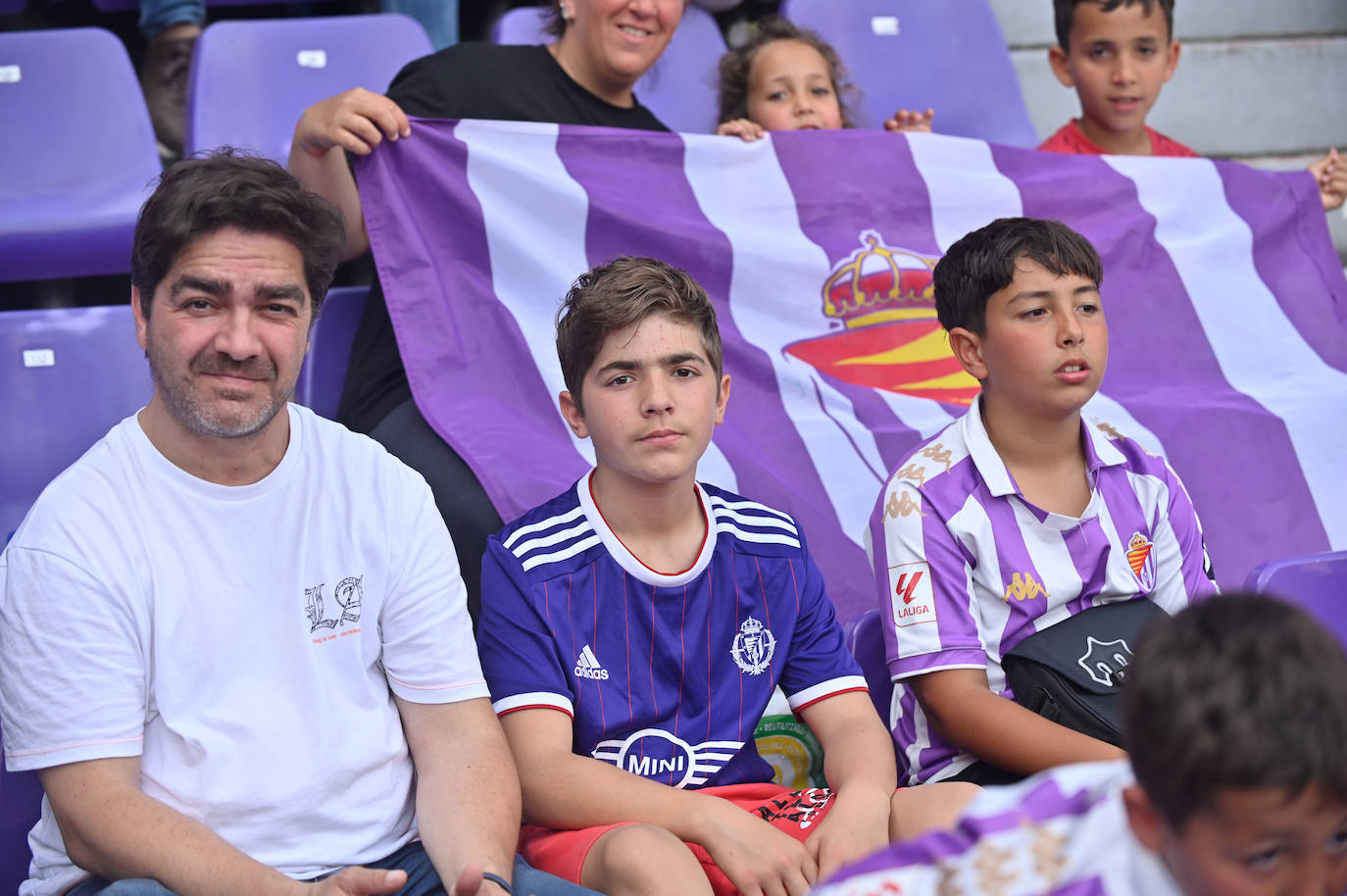 Búscate en la grada del Real Valladolid-Villarreal B (2/4)