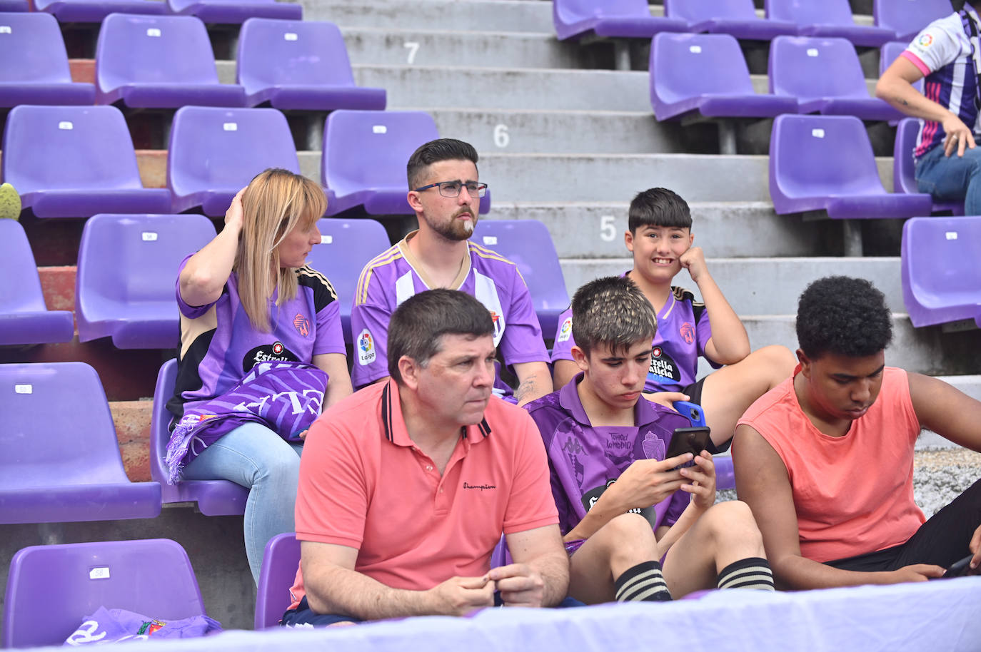 Búscate en la grada del Real Valladolid-Villarreal B (2/4)